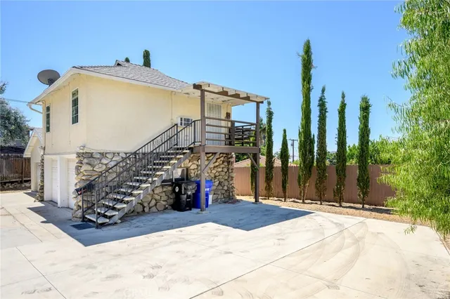 a view of entryway front of house
