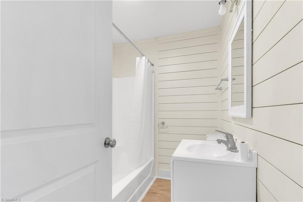 3416 Dillon Road Jamestown, NC 27282 - Photo 20 of 38 Full bath with tub/shower