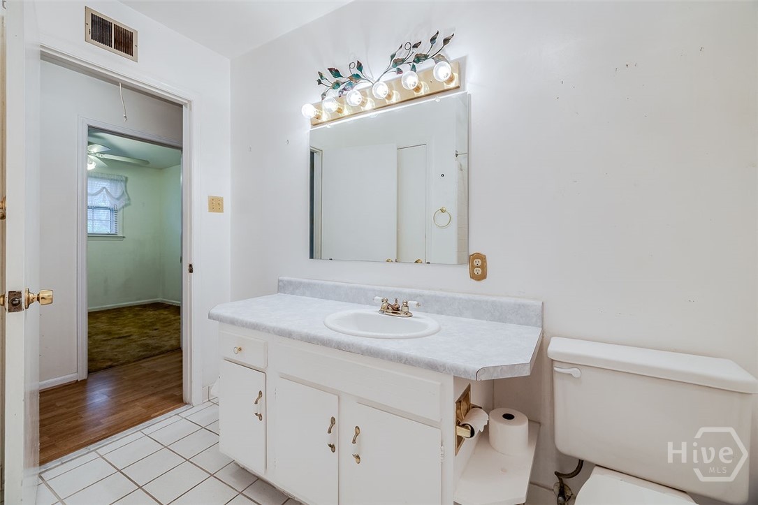 1417 Blakeley Road Savannah, GA 31406 - Photo 26 of 35 Guest bath