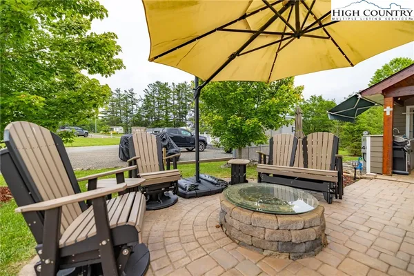 a view of an outdoor sitting area with furniture and backyard