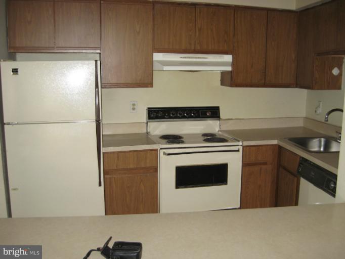 5810 Royal Ridge Drive, Unit O Springfield, VA 22152 - Photo 5 of 6 a kitchen with a stove and a refrigerator