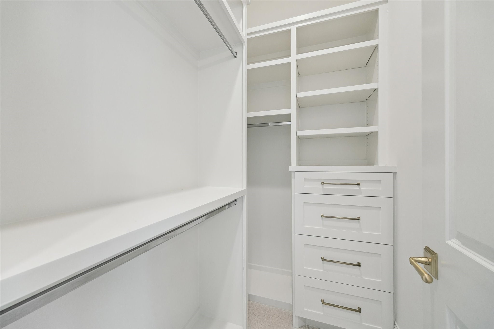 25 Wentworth Gate Path Houston, TX 77027 - Photo 26 of 32 All secondary bedrooms include generously-sized closets.
