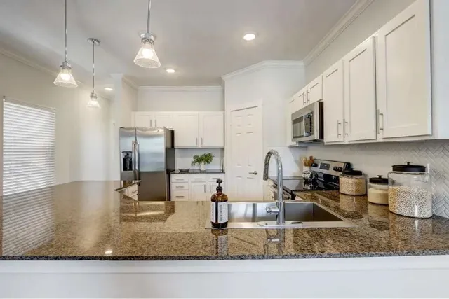 $2,510 | 17250 Knoll Trail Drive, Unit 606, Dallas, TX 75248