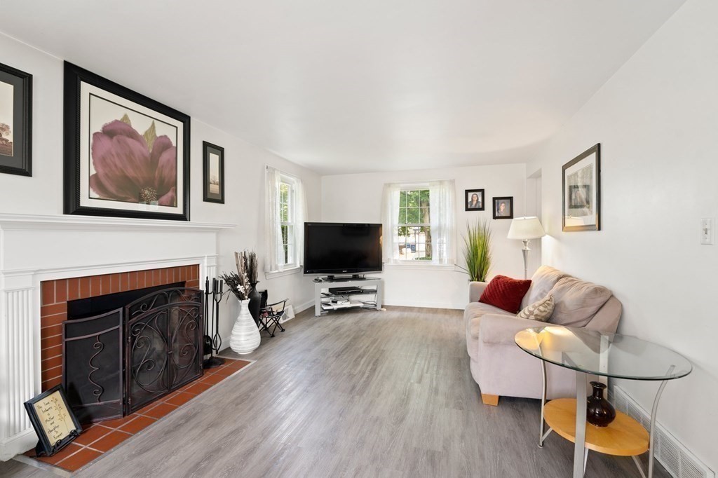 10 Colonial Road Seekonk, MA 02771 - Photo 4 of 40 Gallery Image 4
