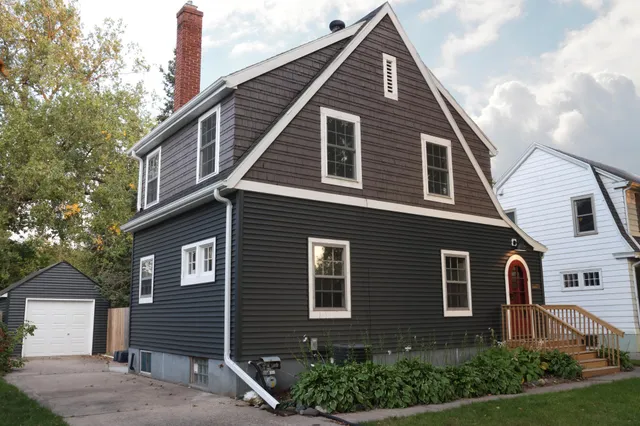 $250,000 | 912 11th Street South, Moorhead, MN 56560