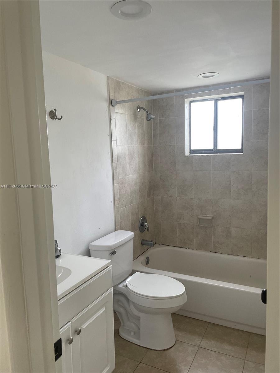 Kendall Miami, FL 33173 - Photo 6 of 20 a bathroom with a toilet a sink and a bathtub