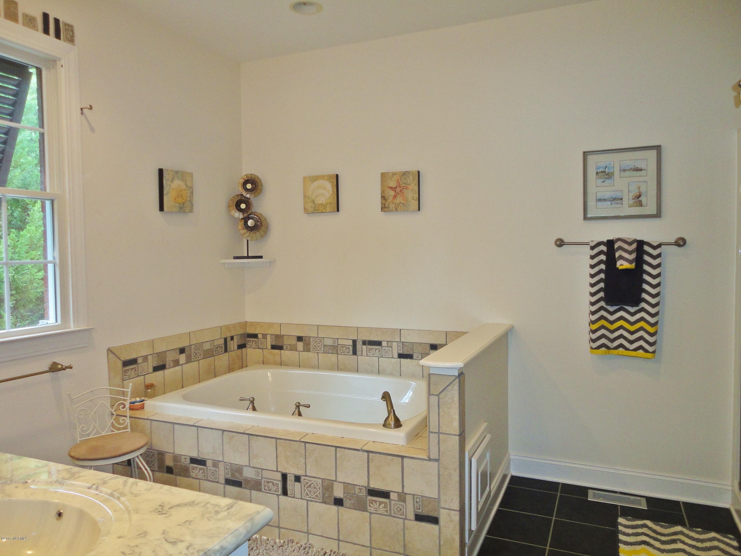 933 Stately Pines Road New Bern, NC 28560 - Photo 29 of 75 Master Bath Tub