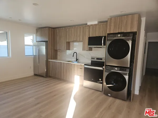 $2,900 | 3209 West 18th Street, Unit 3209 #4, Los Angeles, CA 90019