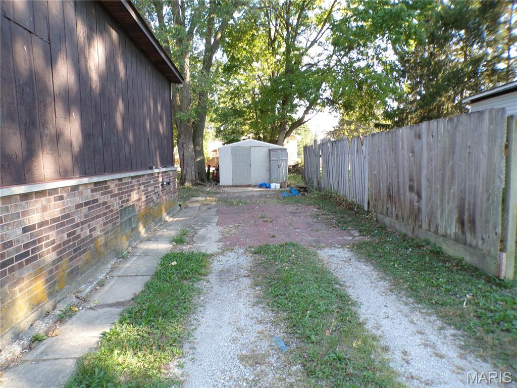 418 East Elm Street Gillespie, IL 62033 - Photo 7 of 25