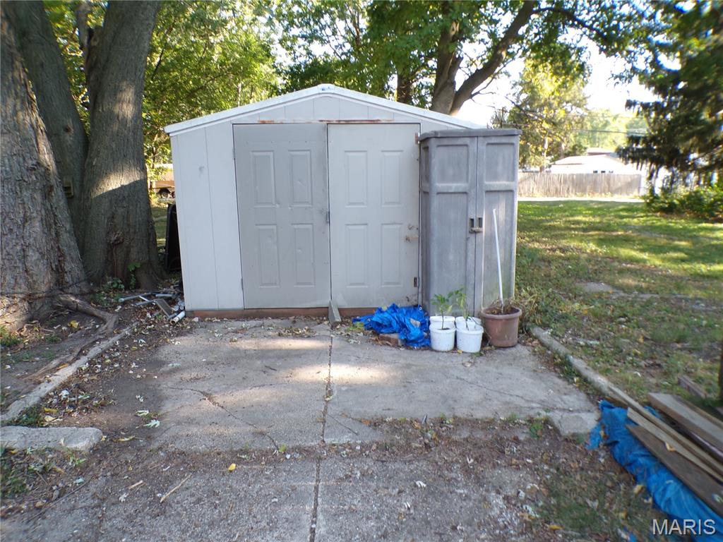 418 East Elm Street Gillespie, IL 62033 - Photo 8 of 25