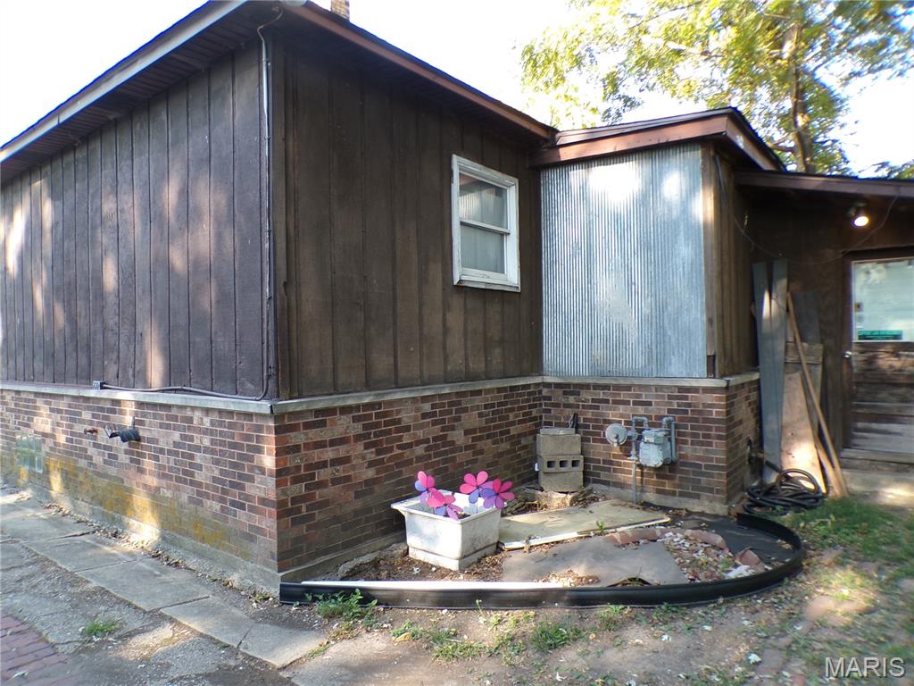 418 East Elm Street Gillespie, IL 62033 - Photo 9 of 25