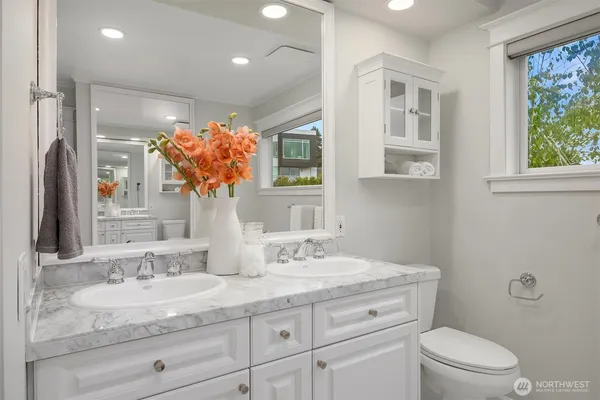 $1,295,000 | 525 West Prospect Street, Unit A, Seattle, WA 98119