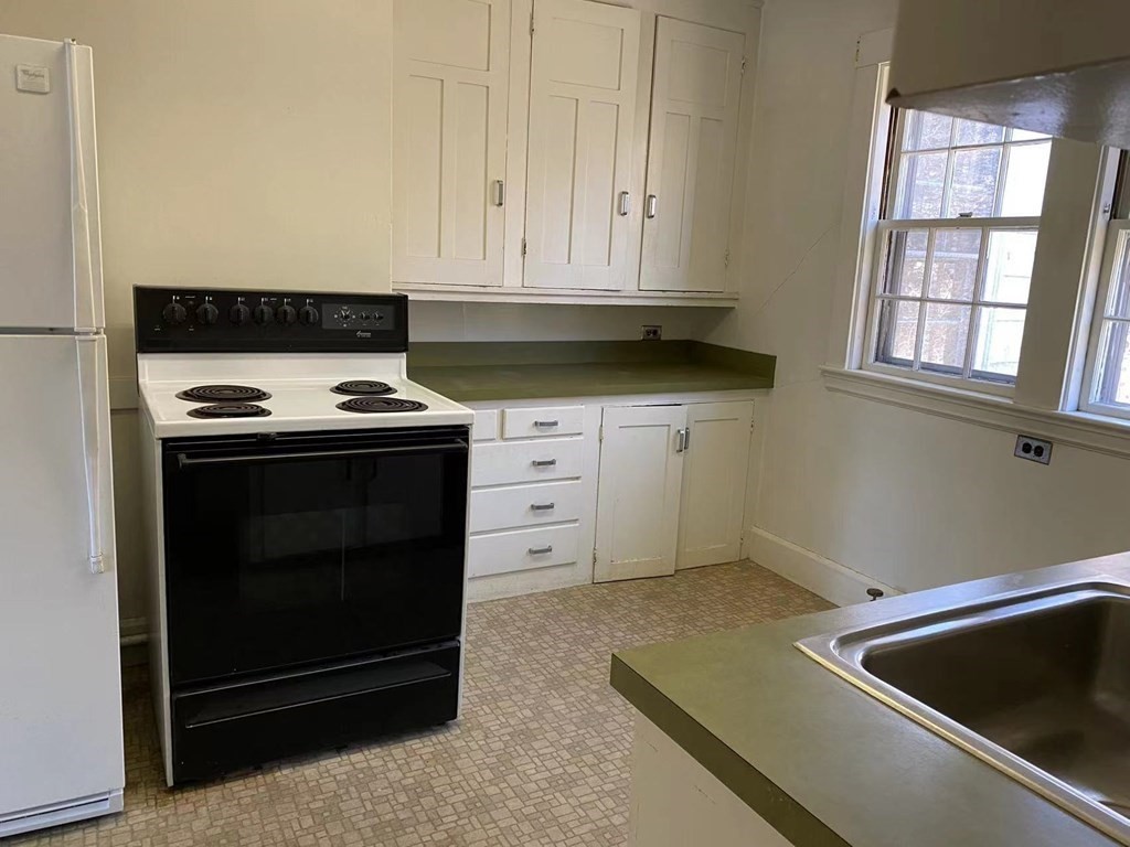 27 Oakwood Road Newton, MA 02466 - Photo 3 of 8