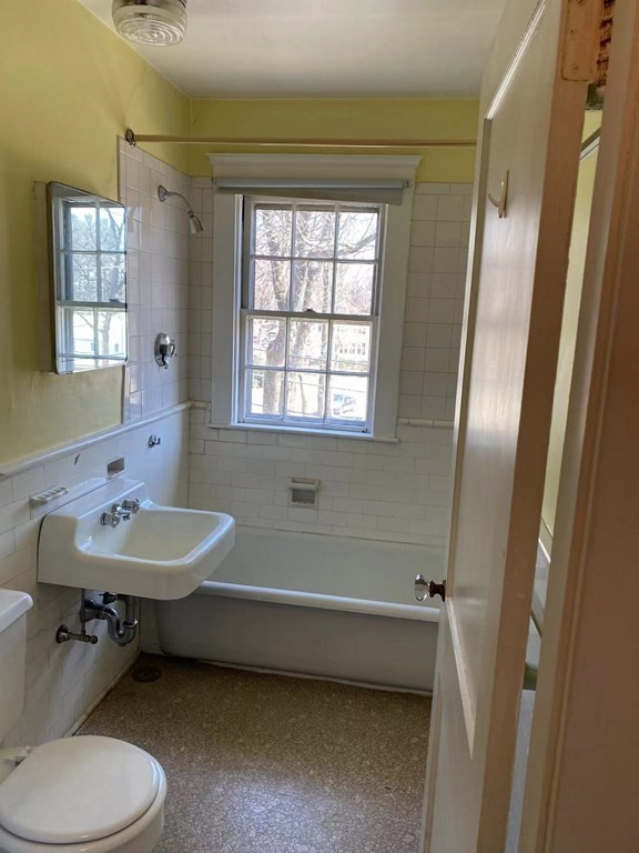 27 Oakwood Road Newton, MA 02466 - Photo 4 of 8