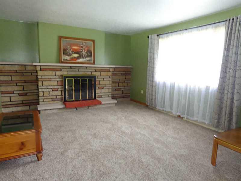 575 Koonce Road Hermitage, PA 16148 - Photo 2 of 21 Living Room.