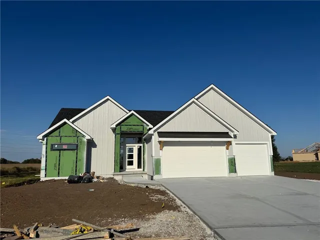 $882,120 | 2 Red Fox Circle, Greenwood, MO 64034