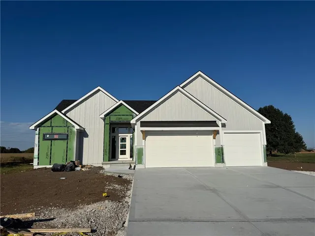 $882,120 | 2 Red Fox Circle, Greenwood, MO 64034