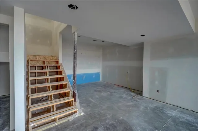 $882,120 | 2 Red Fox Circle, Greenwood, MO 64034