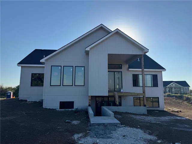 $882,120 | 2 Red Fox Circle, Greenwood, MO 64034