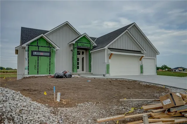 $882,120 | 2 Red Fox Circle, Greenwood, MO 64034