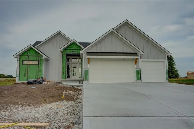 $882,120 | 2 Red Fox Circle, Greenwood, MO 64034