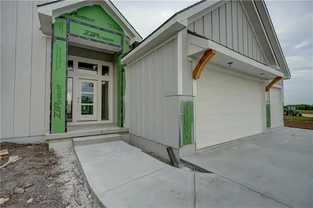 $882,120 | 2 Red Fox Circle, Greenwood, MO 64034