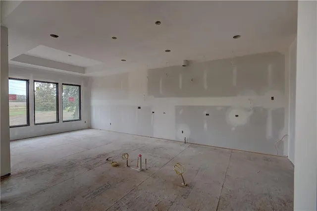 $882,120 | 2 Red Fox Circle, Greenwood, MO 64034