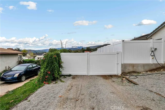 a view of a backyard