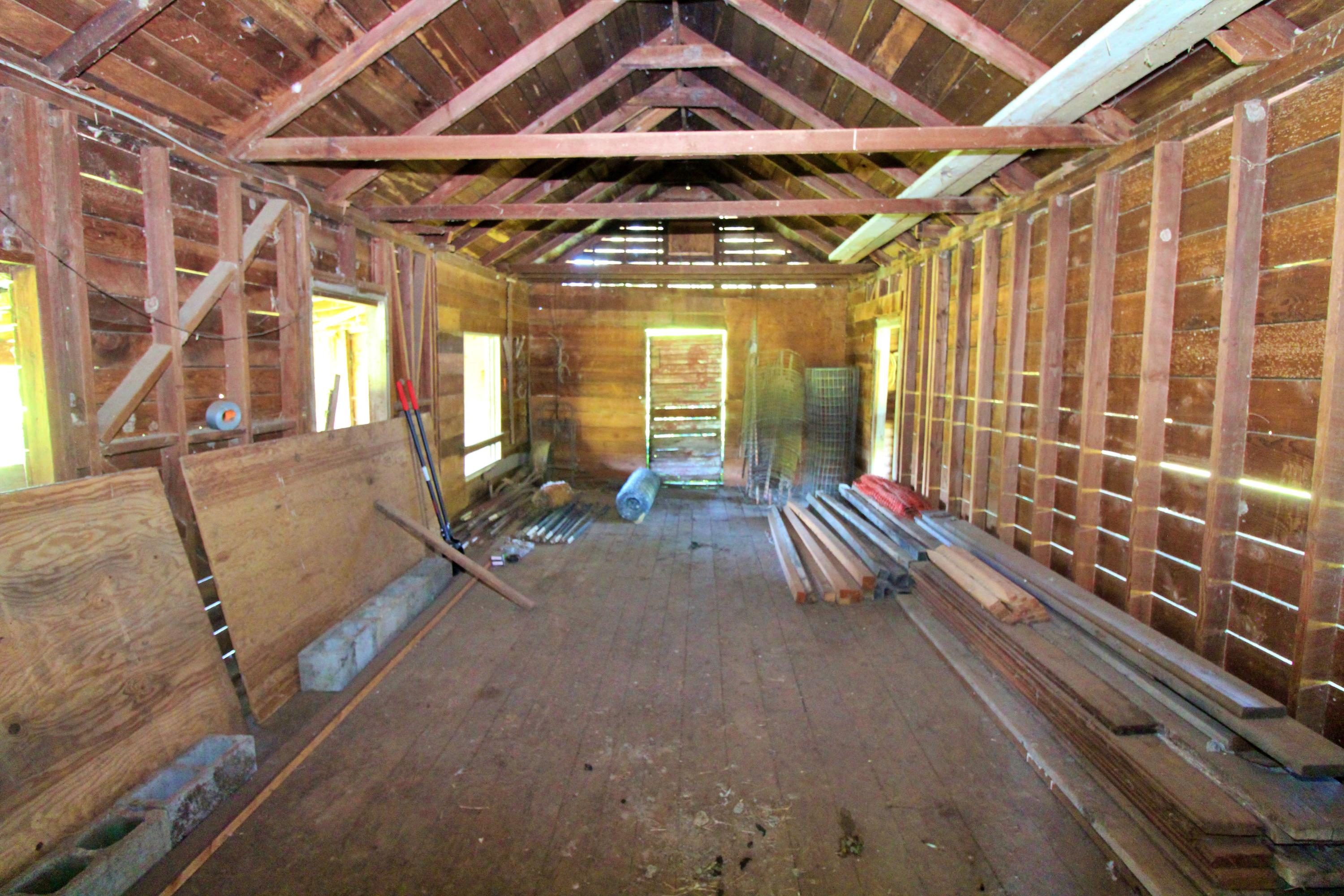 4888 Jerome Prairie Road Grants Pass, OR 97527 - Photo 21 of 35 Barn