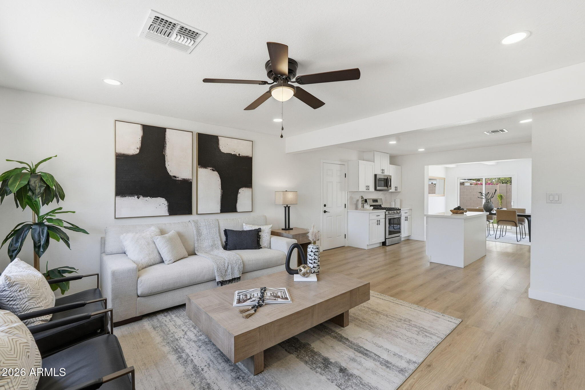 1018 East Ruth Avenue Phoenix, AZ 85020 - Photo 3 of 54