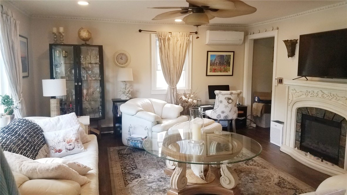 21 Shields Street, Unit 23 Newport, RI 02840 - Photo 5 of 14 Living Goom