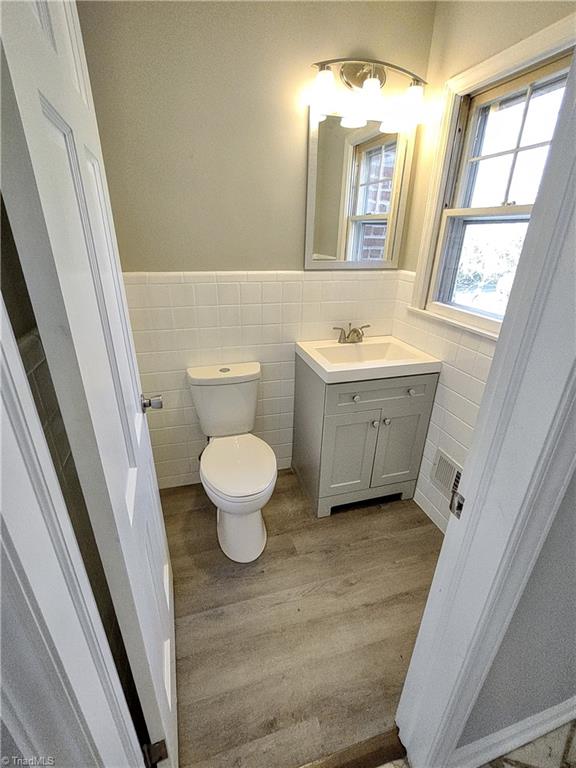 1602 Cherokee Drive High Point, NC 27262 - Photo 10 of 47 Half Bathroom on the Main floor in the foyer