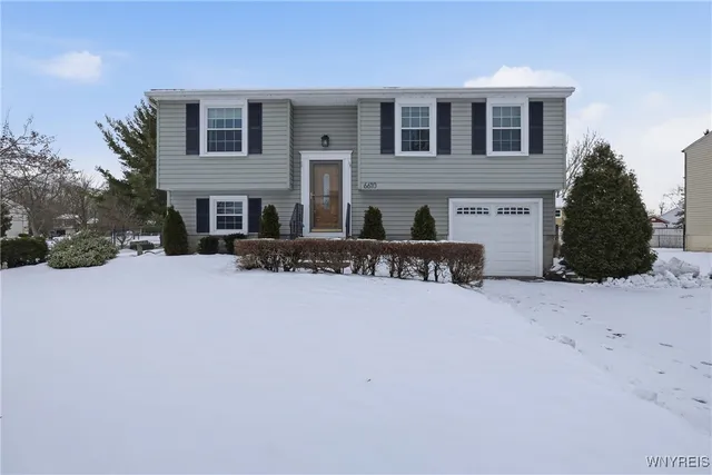 $249,900 | 6610 Parkwood Drive, Lockport Town, NY 14094