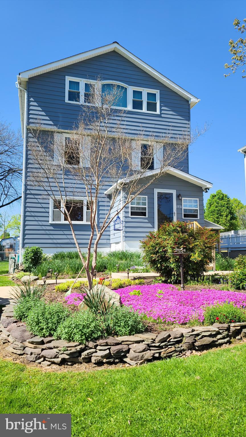 Bright and inviting curb appeal!
