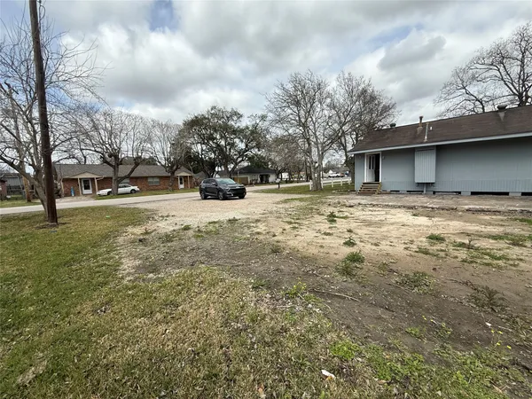 a view of a yard with a house
