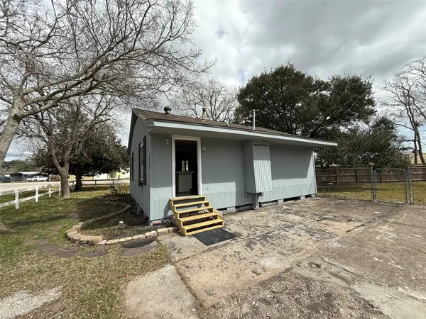 a view of back yard of the house