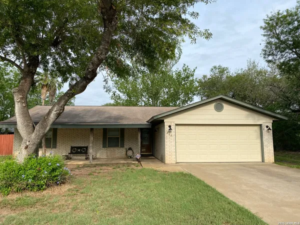 $1,700 | 404 High Meadow Drive, Pleasanton, TX 78064