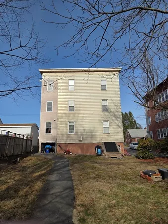 a view of a back yard