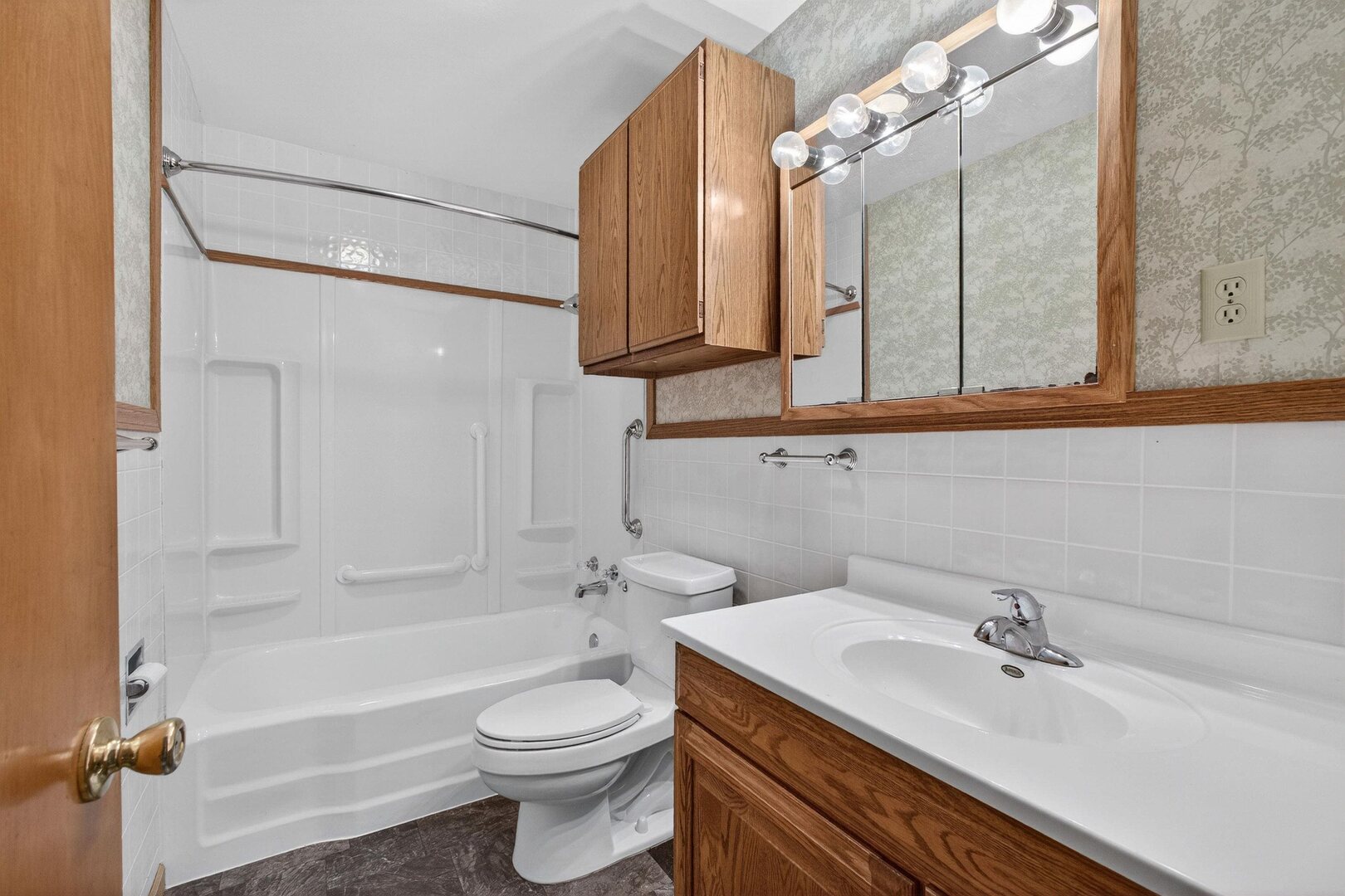 502-504 48th Street Moline, IL 61265 - Photo 18 of 31 a bathroom with a sink a toilet and shower