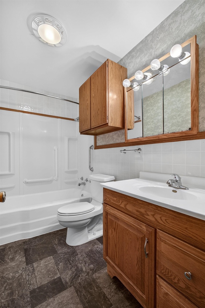 502-504 48th Street Moline, IL 61265 - Photo 19 of 31 a bathroom with a sink a toilet and bathtub