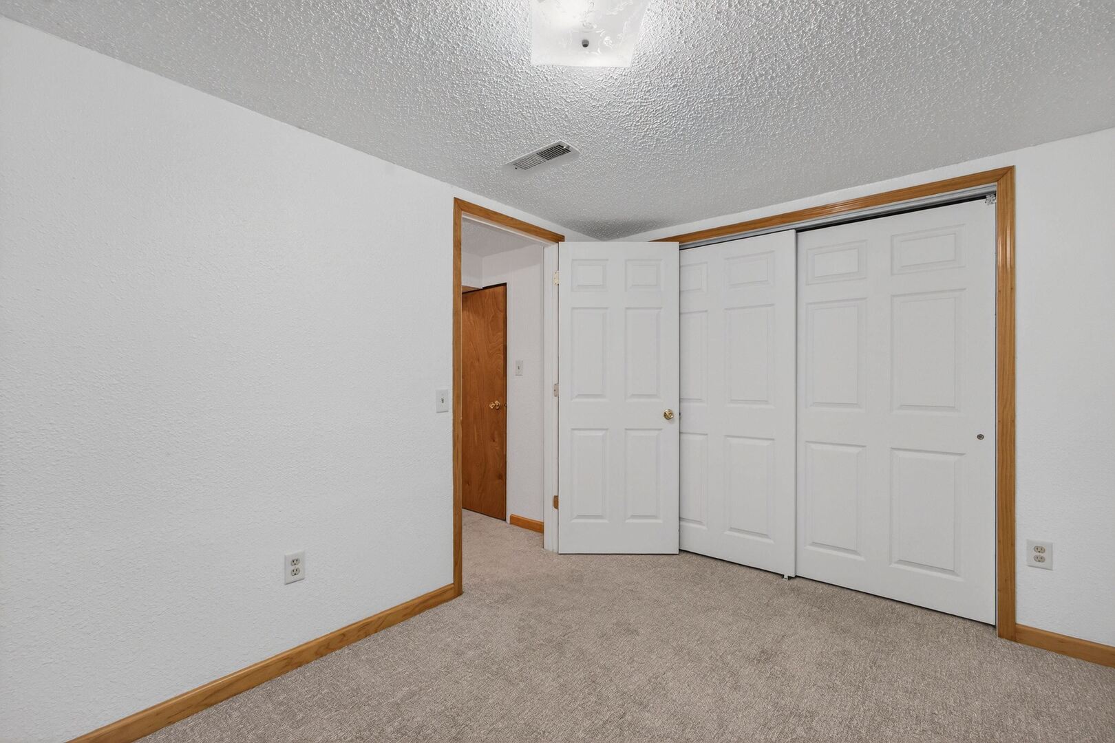502-504 48th Street Moline, IL 61265 - Photo 21 of 31 a view of an empty room