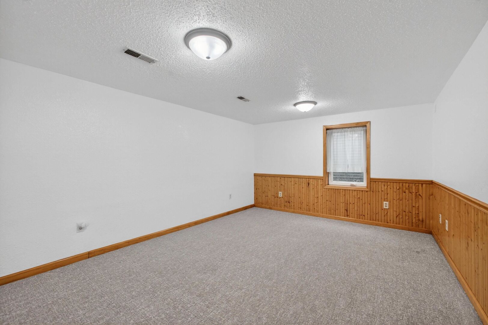 502-504 48th Street Moline, IL 61265 - Photo 23 of 31 a view of an empty room with a window