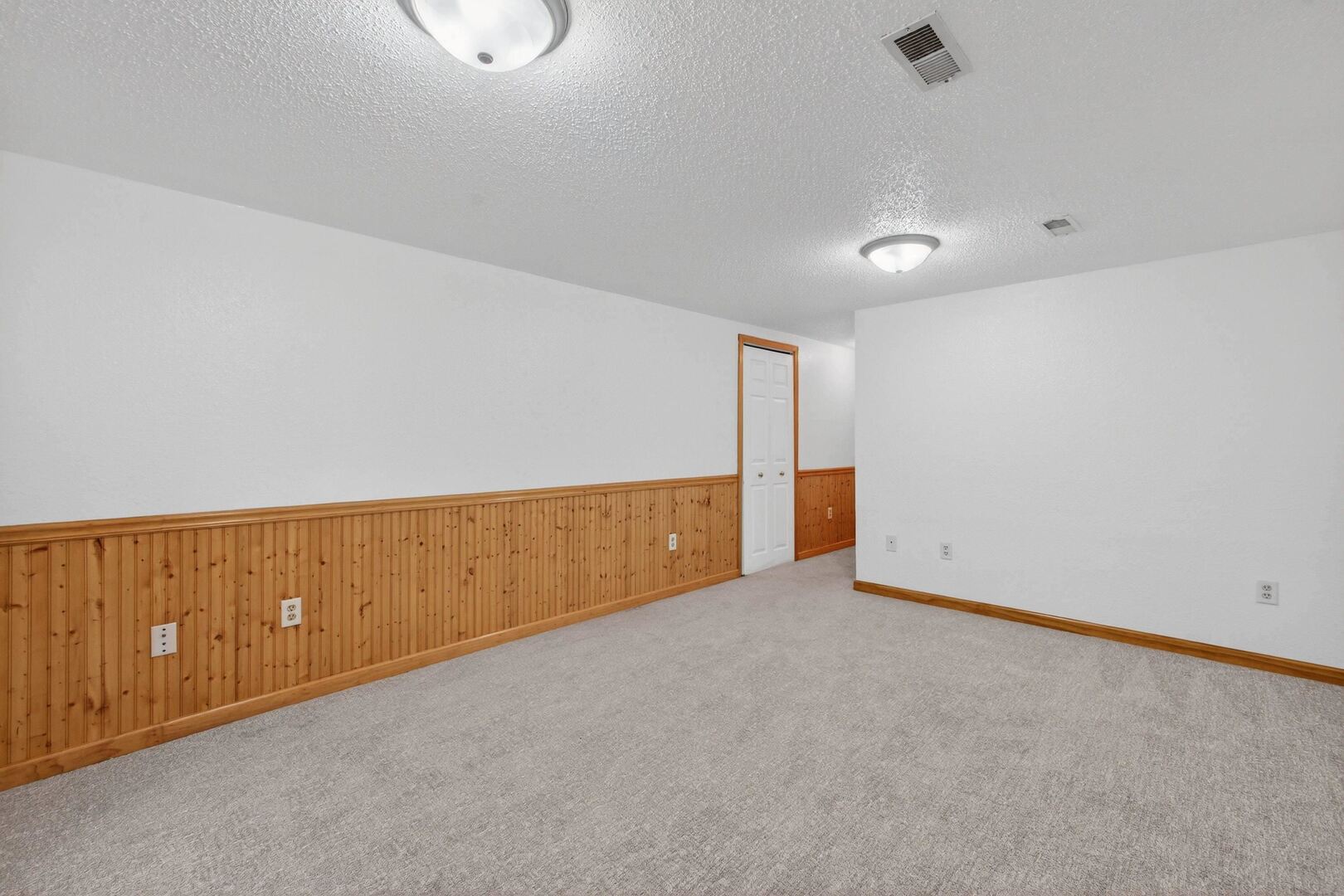 502-504 48th Street Moline, IL 61265 - Photo 24 of 31 an empty room with an entryway