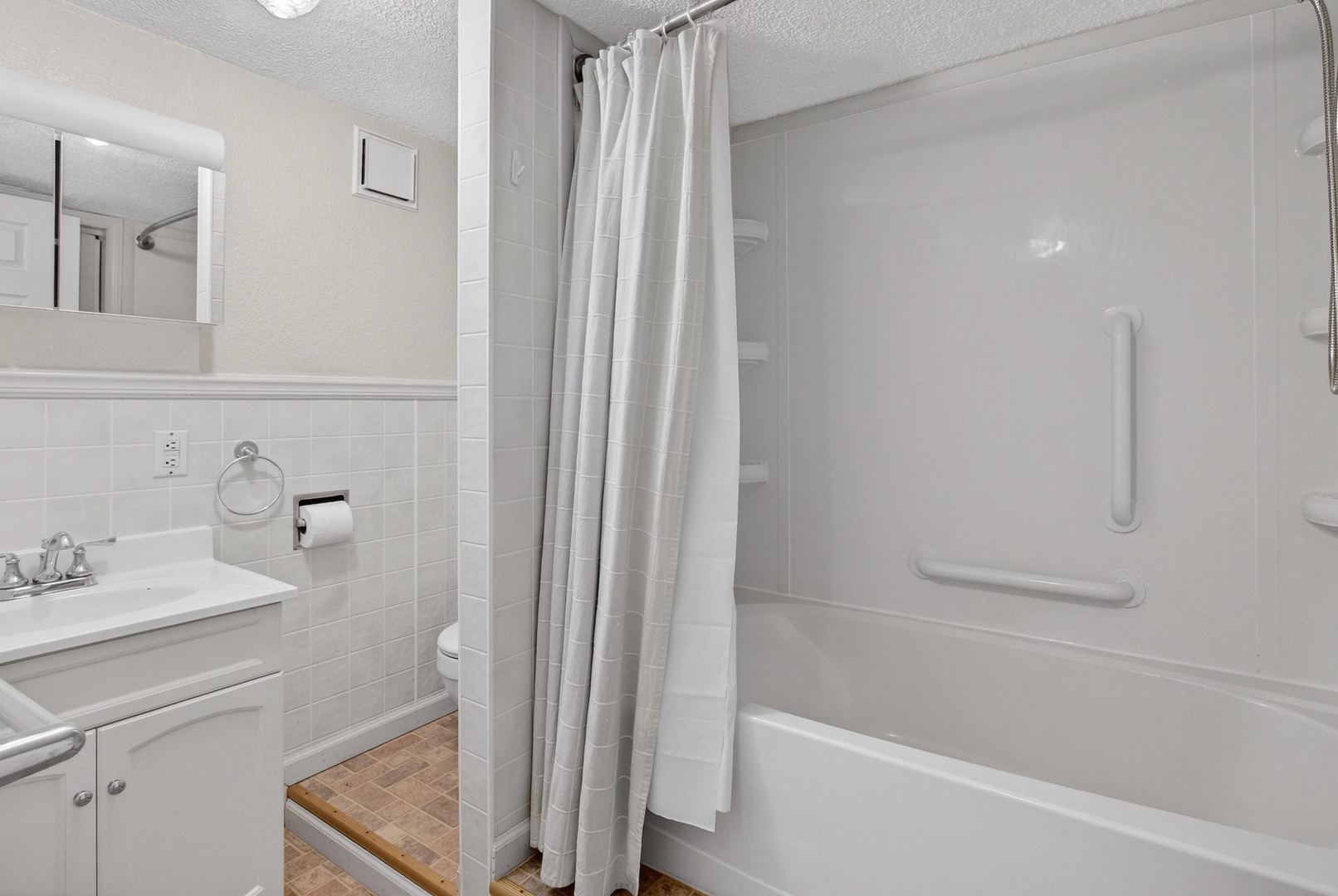 502-504 48th Street Moline, IL 61265 - Photo 25 of 31 a bathroom with a bathtub and a sink
