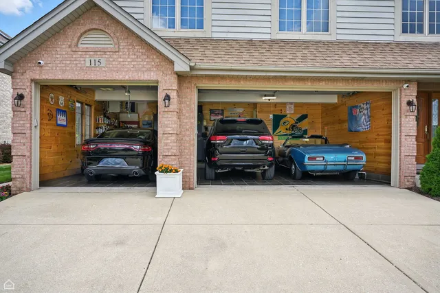 $825,000 | 115 Flamingo Drive, Roselle, IL 60172