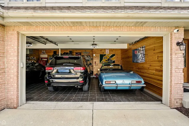 $825,000 | 115 Flamingo Drive, Roselle, IL 60172