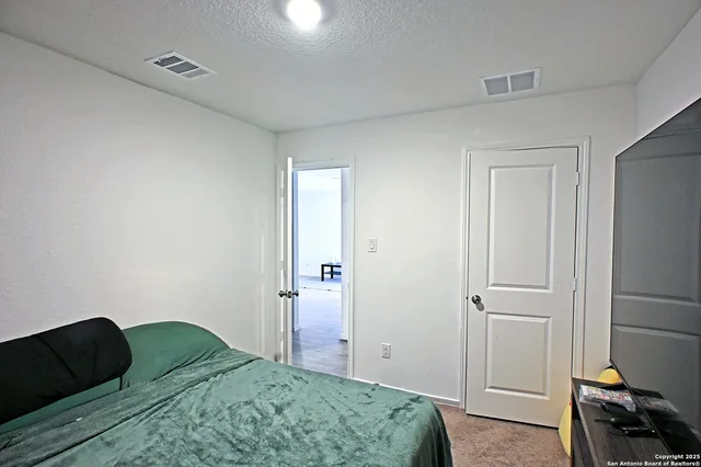 $1,525 | 5115 Schaeffer Ridge, Converse, TX 78109