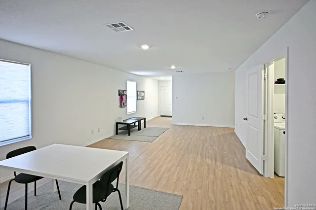 $1,525 | 5115 Schaeffer Ridge, Converse, TX 78109