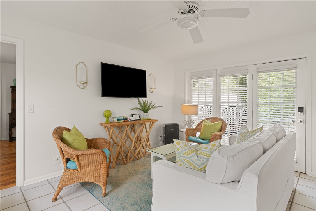 4210 7th Street St. Simons Island, GA 31522 - Photo 30 of 44 Living room back house