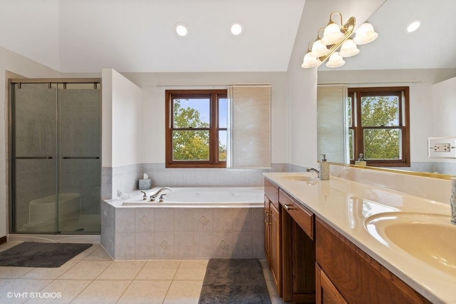 517 Ekman Drive Batavia, IL 60510 - Photo 11 of 22 a bathroom with a bathtub and a sink